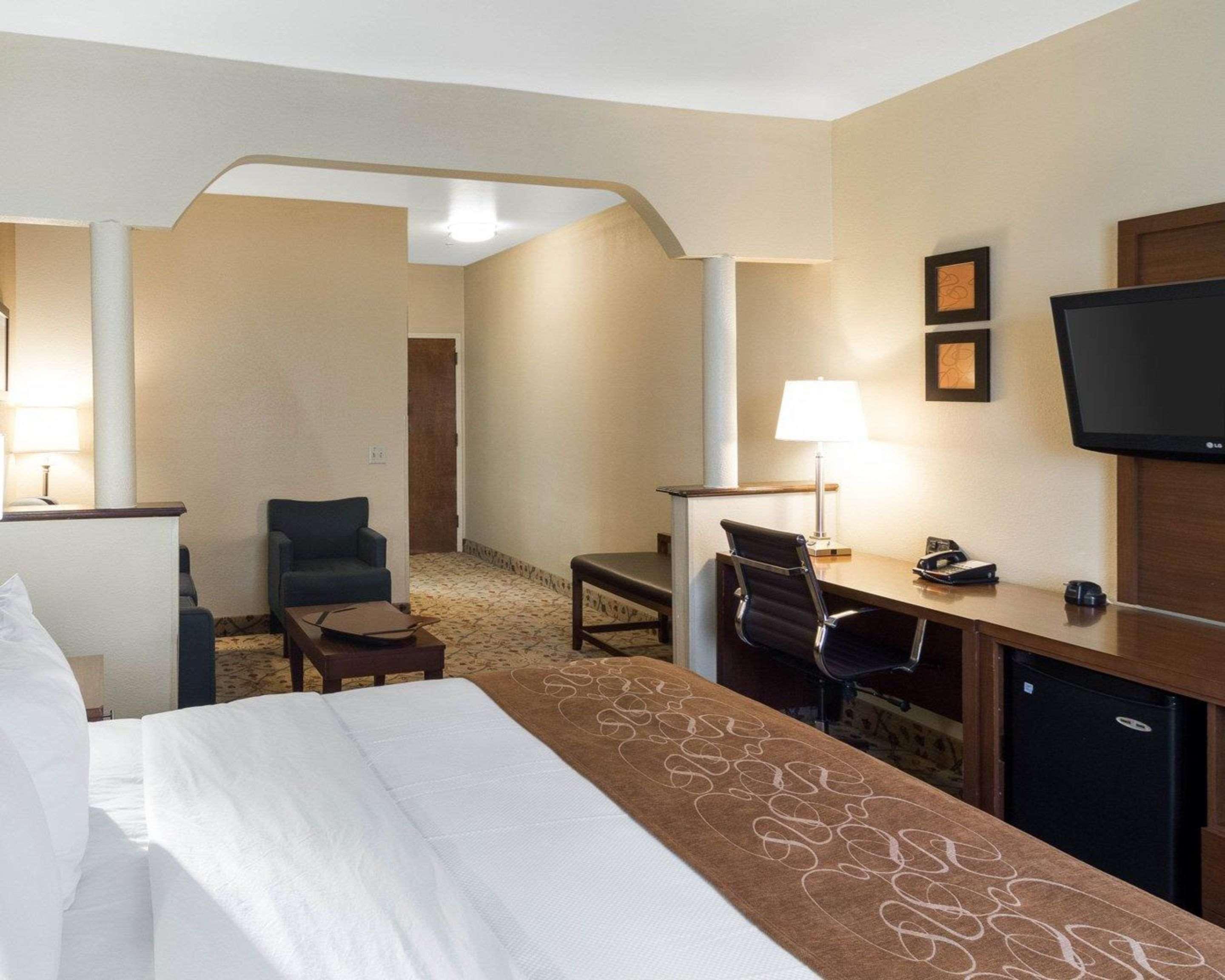 ควอลิตี สวีท Hotel มิดแลนด์ ภายนอก รูปภาพ