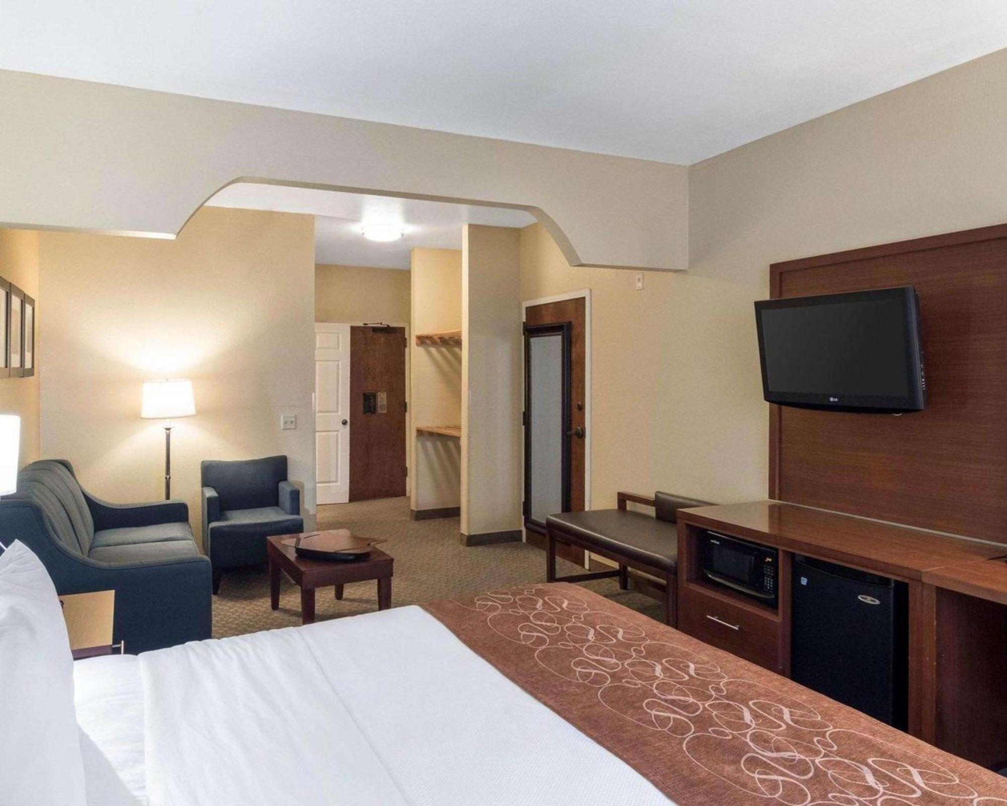 ควอลิตี สวีท Hotel มิดแลนด์ ภายนอก รูปภาพ
